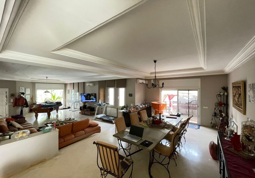 Villa avec piscine et jardin aménagé