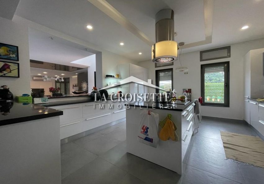 Villa S+4 Avec Piscine à La Soukra MVV0279