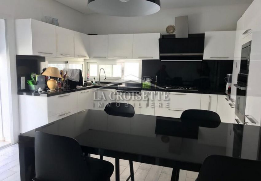 Villa S+6 Avec Piscine à La Marsa MVL1184