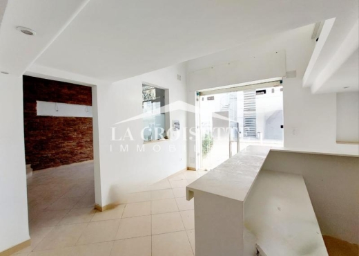 Local commercial en double hauteur