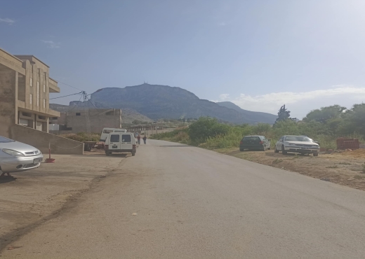 Une luxueuse villa et un entrepôt
