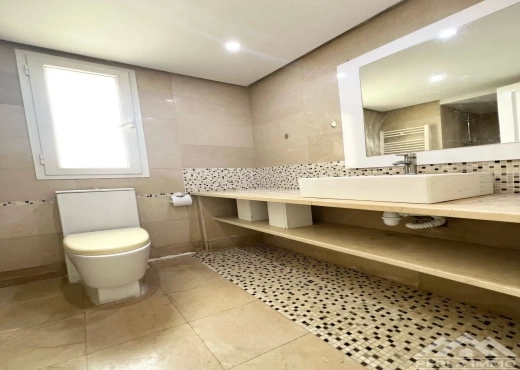 Villa S+4 avec piscine Soukra