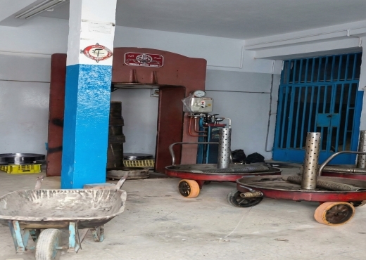 معصرة عصرية + كوشة خبز للبيع في رأس الجبل