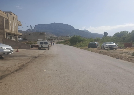 Une luxueuse villa et un entrepôt
