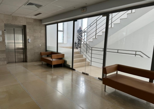 Bureau 858 m² au Berge du Lac 1