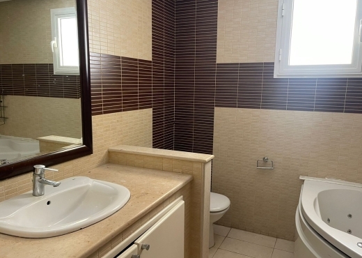 A louer à l’année au LAC 2 un spacieux appartement