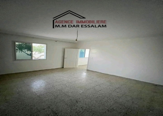 maison sur la route principal