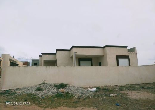 للبيع منزل حديث البناء مطل عل البحر و الجبل و قريب من كل المرافق في الهوارية