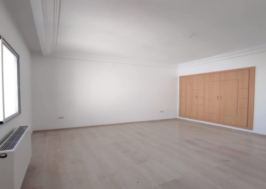 📍 ENNASR 1 – APPARTEMENT S+3 SEUL SUR LE PALIER À