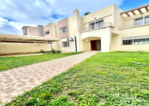 Villa S+4 avec piscine Soukra