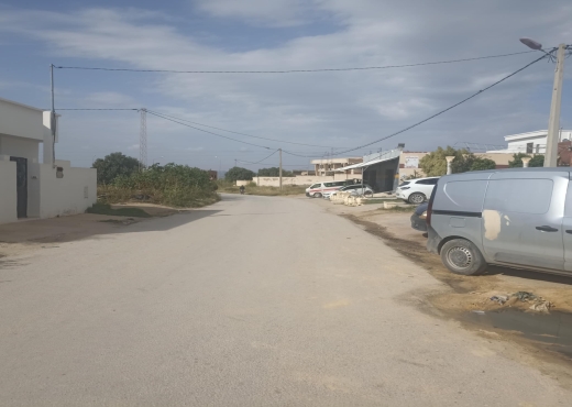 Une luxueuse villa et un entrepôt