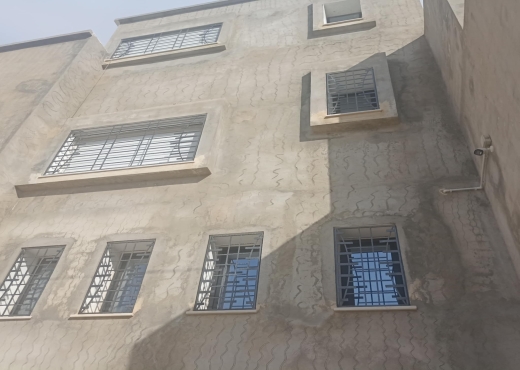 Une luxueuse villa et un entrepôt