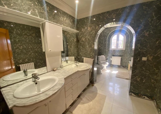 villa À Vendre à SOUSSE - VILLA S+5 STYLE USA AVEC PISCINE EN VENTE À KANTAOUI - Immobiliere.tn - Photo 3