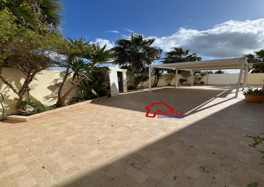 Une villa avec piscine