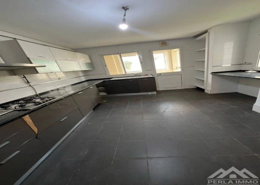 Villa S+4 avec piscine Soukra