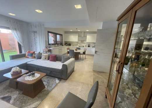 A louer  Superbe Triplex à Soukra