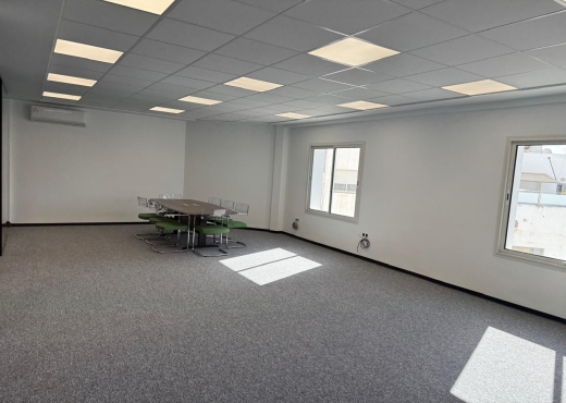 Joli bureau retapé à neuf au lac 1