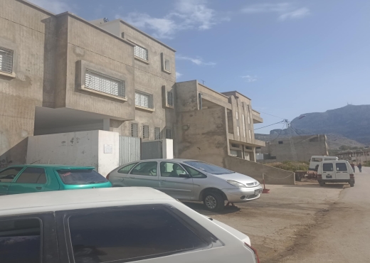 Une luxueuse villa et un entrepôt