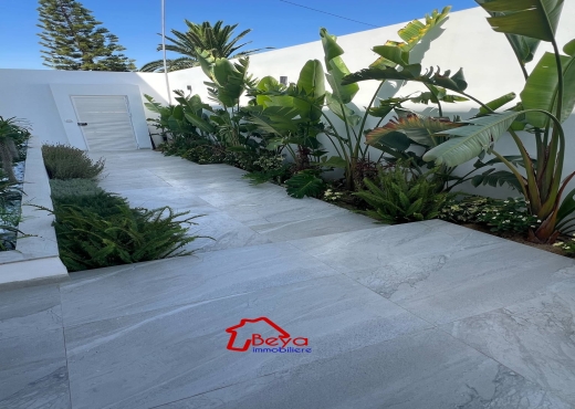 Une villa avec piscine