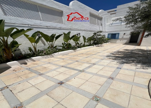 Une villa avec piscine