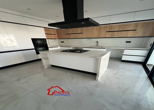 Une villa avec piscine