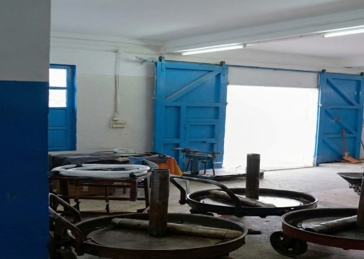 معصرة عصرية + كوشة خبز للبيع في رأس الجبل