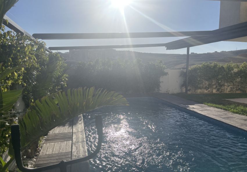 À Vendre : Magnifique Appartement de Luxe à Ennasr .Situé au rez-de-chaussée, cet appartement spacieux et élégant se compose de 2 chambres confortables et d'une suite parentale qui vous offre