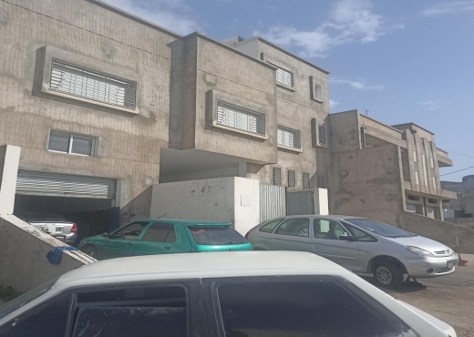 Une luxueuse villa et un entrepôt