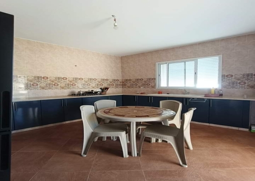 للبيع منزل حديث البناء مطل عل البحر و الجبل و قريب من كل المرافق في الهوارية