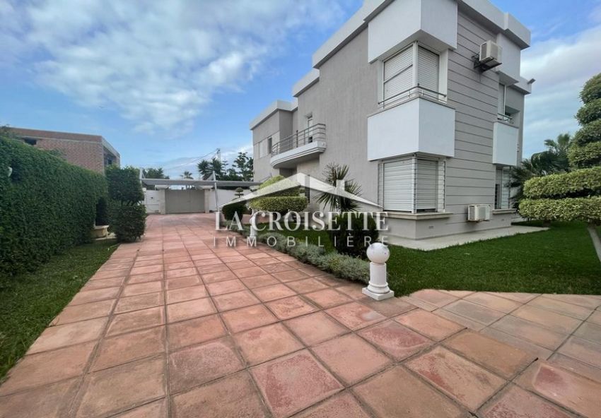 Villa S+4 Avec Piscine à La Soukra MVV0279