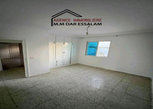 maison sur la route principal