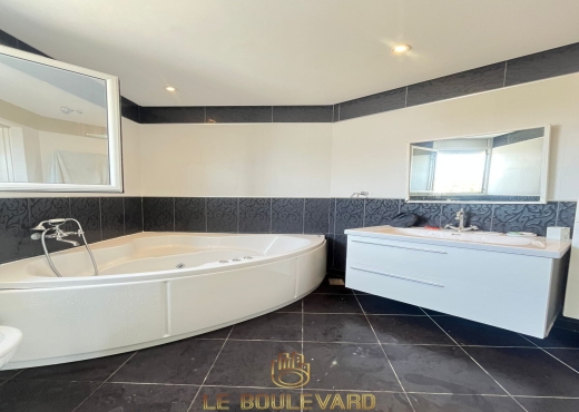 Villa S+4 Avec Piscine à benikhiar