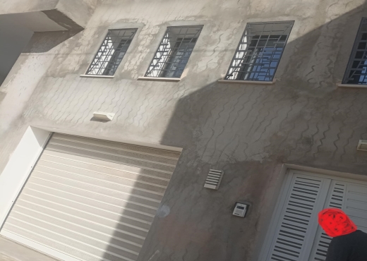 Une luxueuse villa et un entrepôt