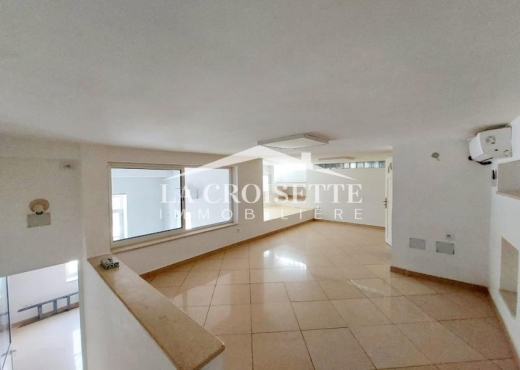 Local commercial en double hauteur