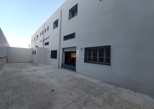AL un local industrielle 450m2 ZI
