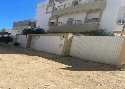 villa plus 4 appartement à vendre