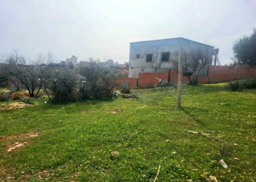 À VENDRE – TERRAIN CONSTRUCTIBLE 300 M²