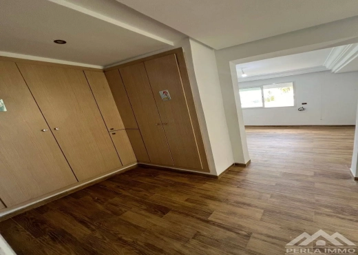 Villa S+4 avec piscine Soukra