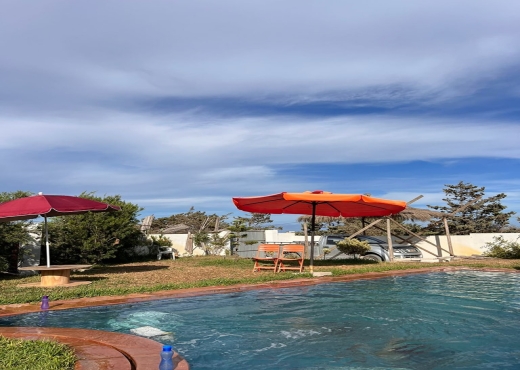 Villa avec piscine et abri voiture