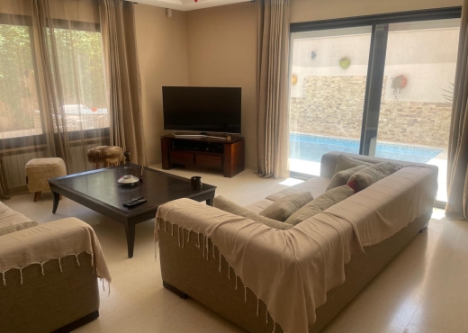 A vendre un triplex avec piscine