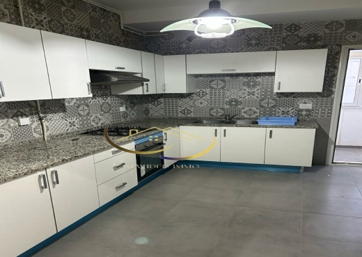 A VENDRE UN APPARTEMENT S+3 A CITE WAHAT