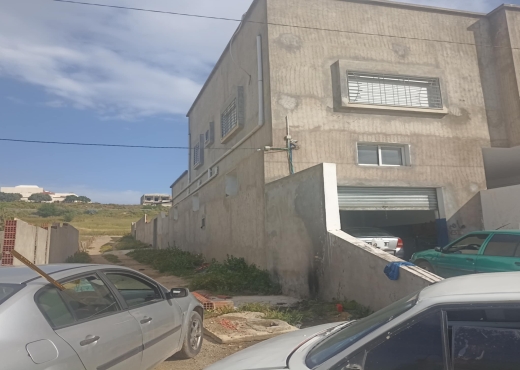Une luxueuse villa et un entrepôt