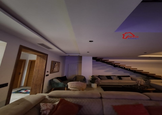 Une villa avec piscine